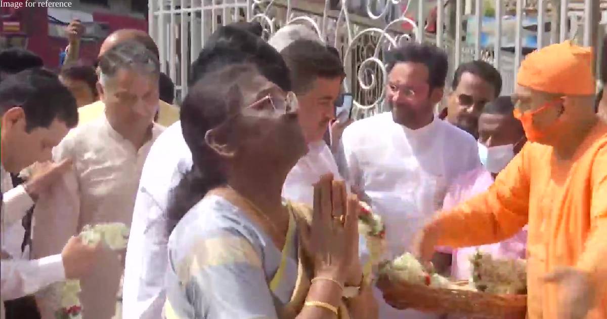 Droupadi Murmu pays tribute to Swami Vivekananda in Kolkata